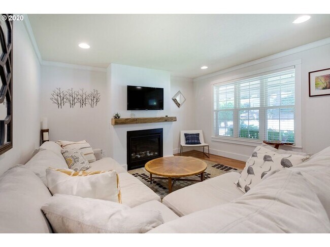 Photo - LAKE OSWEGO/LAKE GROVE LARGE UPDATE HOME O...