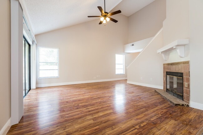 Photo - 402 E Springtree Way