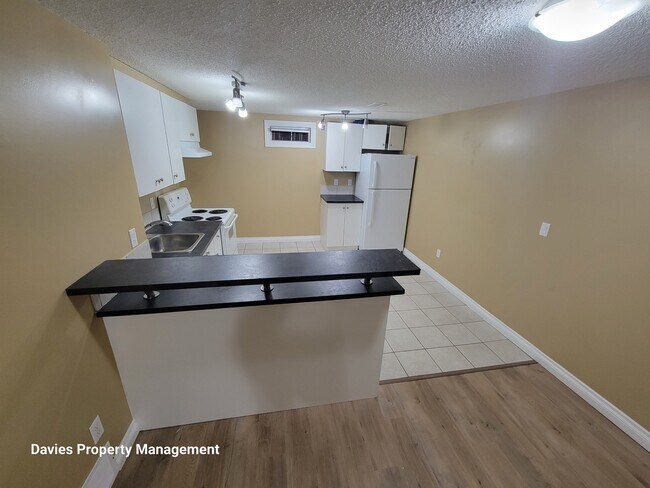 Photo - 9072-9052 52 St NW