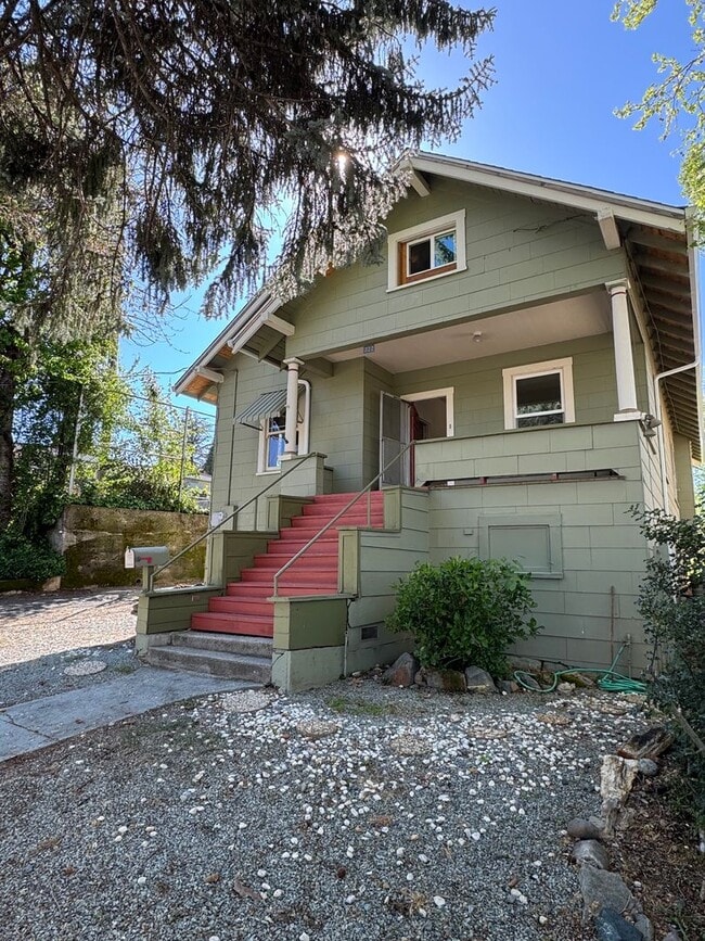 Building Photo - 2 Story home close to downtown