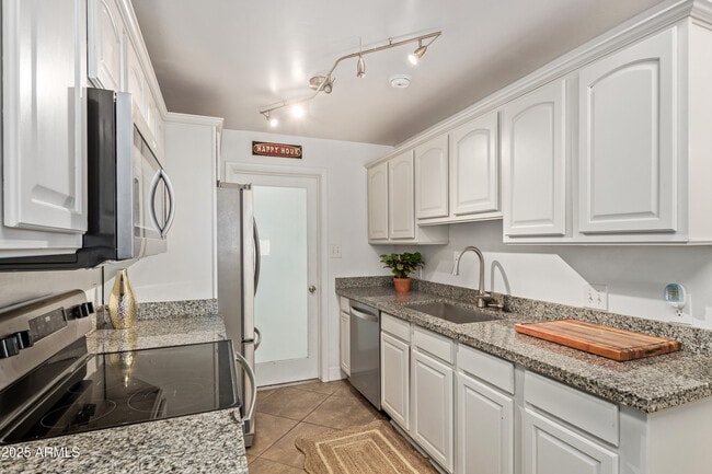 Building Photo - 3232 E Cypress St Rental