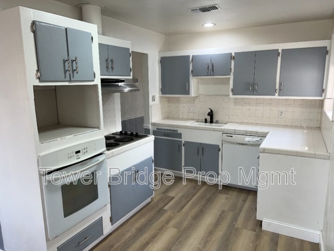 Photo - 1328 School St