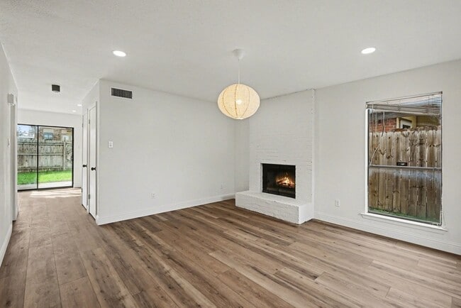 Photo - 2103 Mistletoe Ave