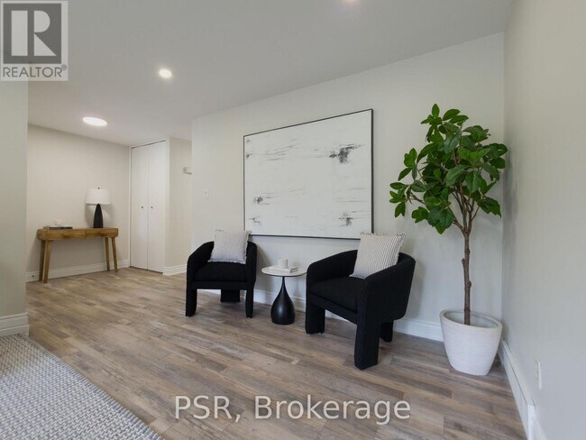 Photo - 88 Upper Canada Dr