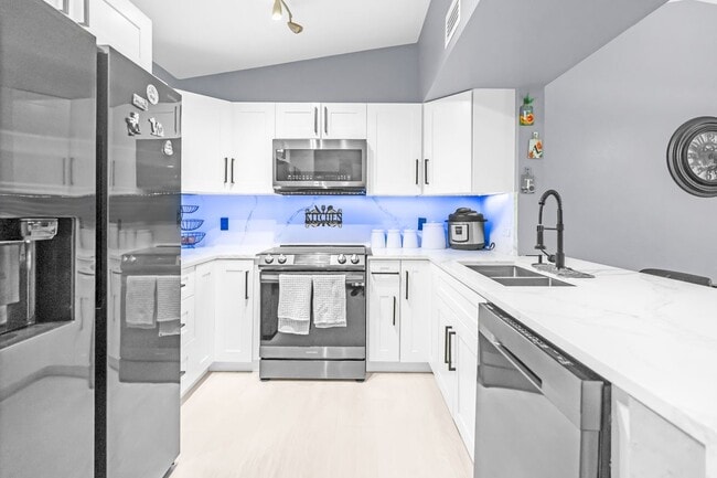 Building Photo - 8274 Key Royal Cir