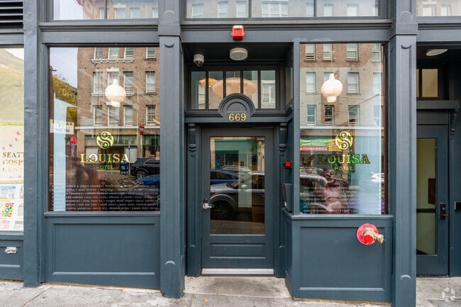 Entrance - Louisa Hotel