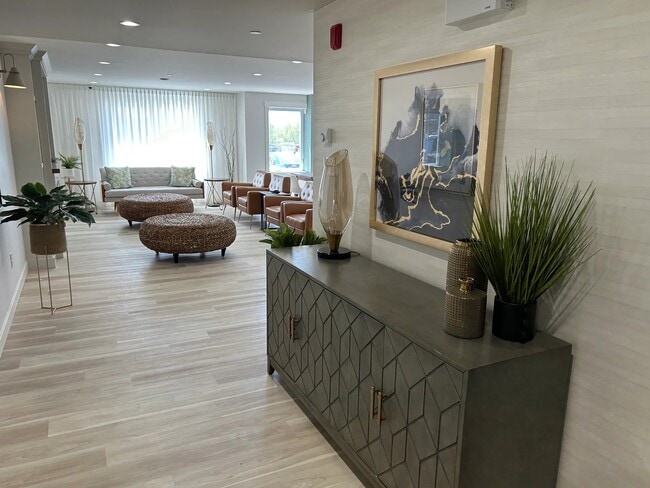 Là où la vie semble facile - MacArthur's Apartments