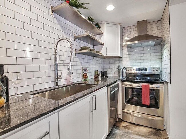 Photo - Luna Bear 454 West Brown Apartments