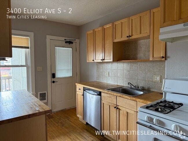 Building Photo - 3400 Elliot Ave Unit 2 Rental