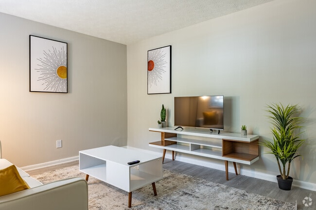 2BR, 2BA - 1090SF