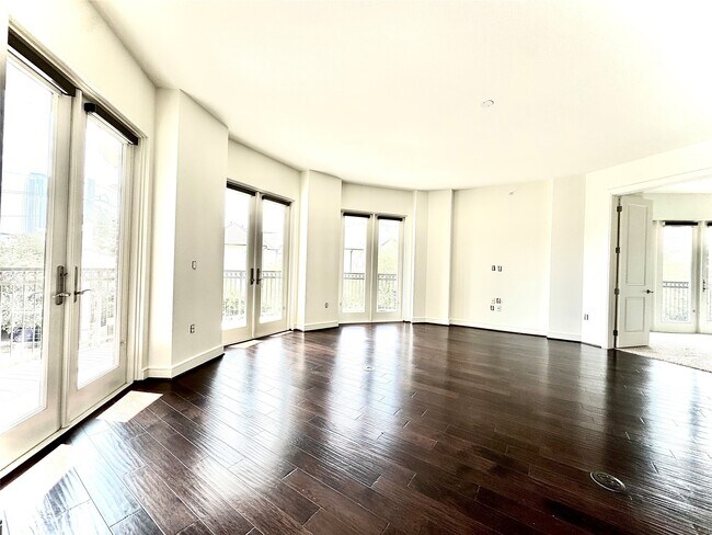 Photo - 2303 Mid Ln