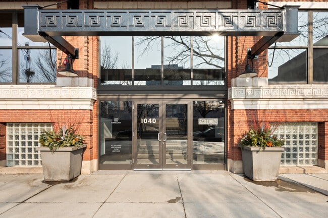 Photo - 1040 W Adams St
