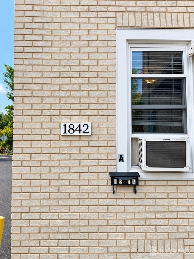 1842 W 5th St