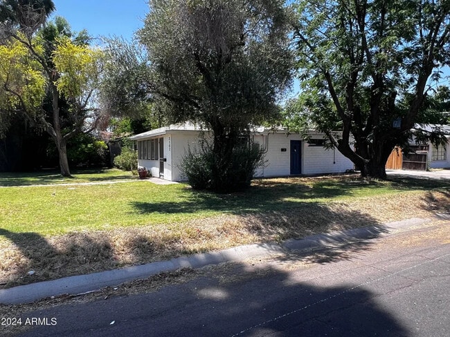 Building Photo - 2102 W Minnezona Ave Rental