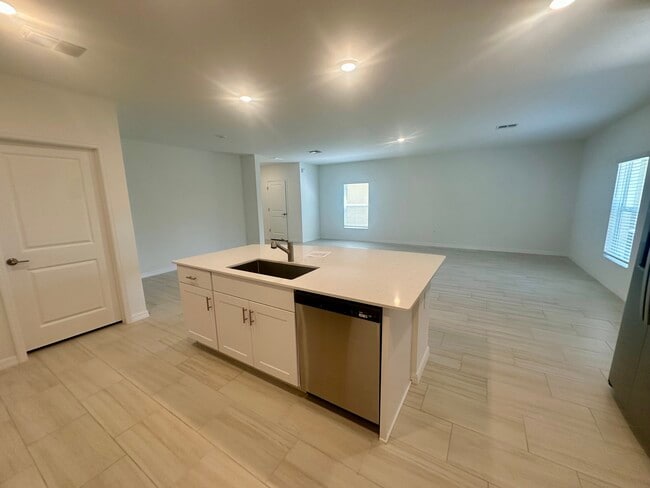 17606 Happytrails St