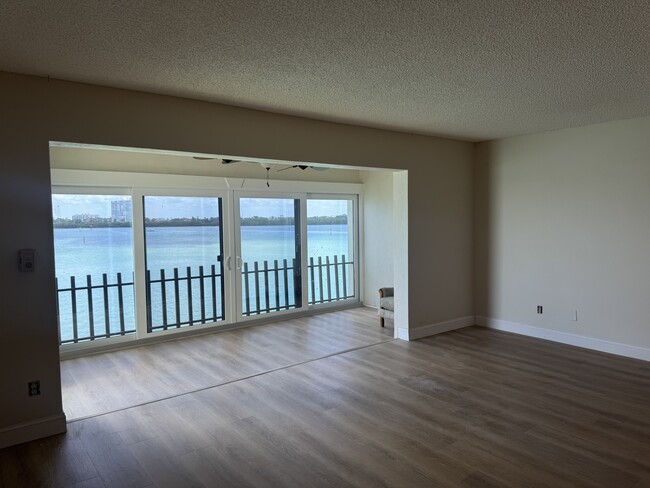Terraza acristalada con vistas al agua. - 868 Bayway Blvd Unidad Marina House