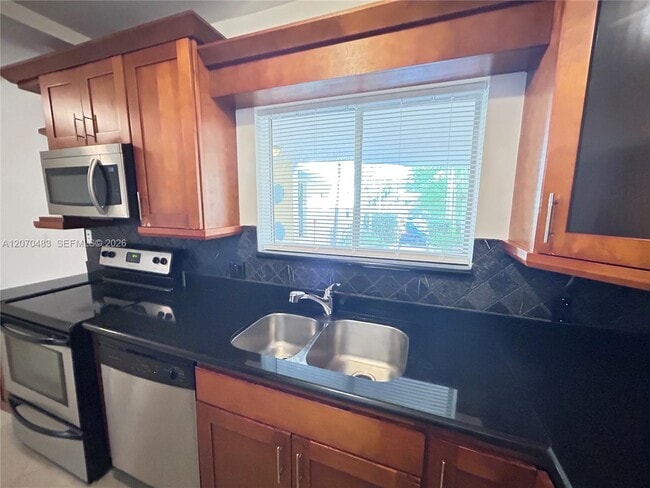 Building Photo - 2880 Pine Tree Dr Unit 3