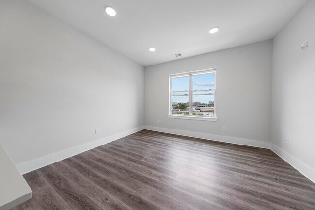 Photo - 660 Grand St