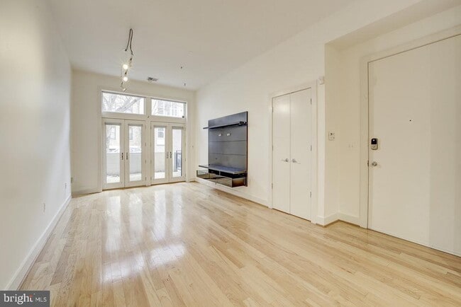 Photo - 2357 Champlain St NW Unit 201