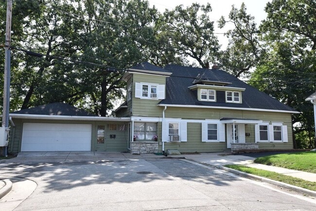 Building Photo - 3 bedroom Tosa Village townhome