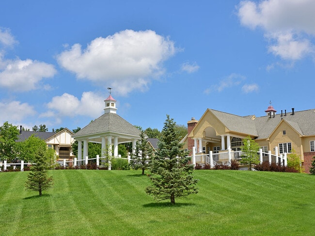 Patio verde frondoso - Timberlane Apartments