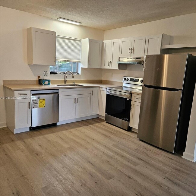 Building Photo - 27 SW 8th Ct Unit 27