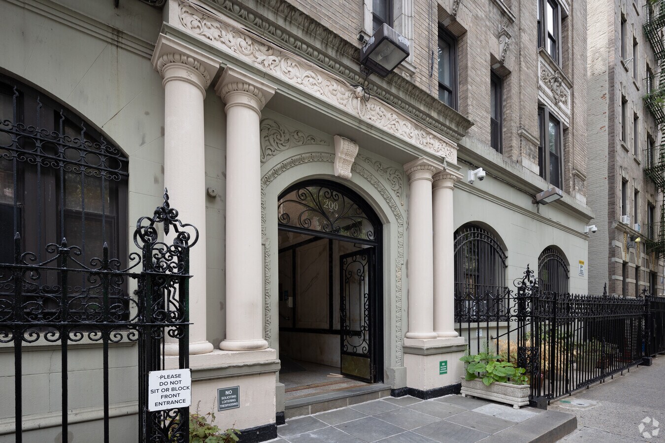 Photo - 200 W 109th St