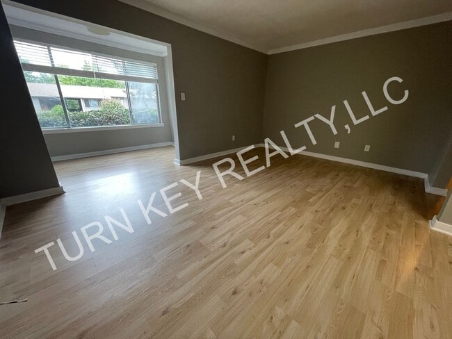 Photo - 408 Skyview Dr