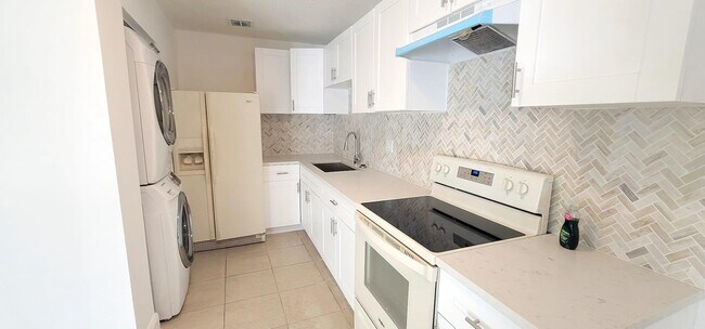 Building Photo - 5814 NW 21st St Rental