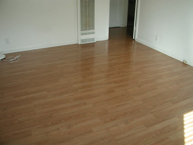 Photo - 2893 Alma St