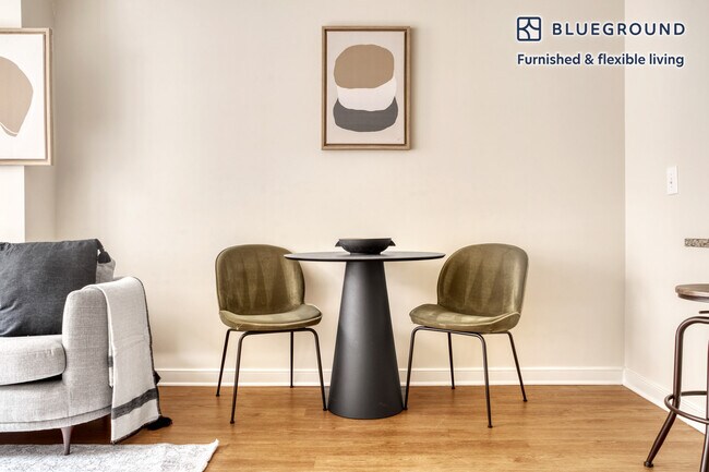 Photo - 2400 M St NW Unidad FL4-ID543