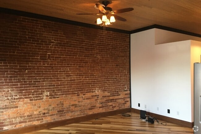 Building Photo - 314 E 4th St Rental