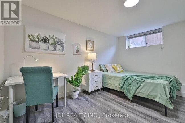 Photo - 5 Sorauren Ave Unité 1