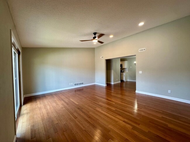 12 Woodland Oaks Dr