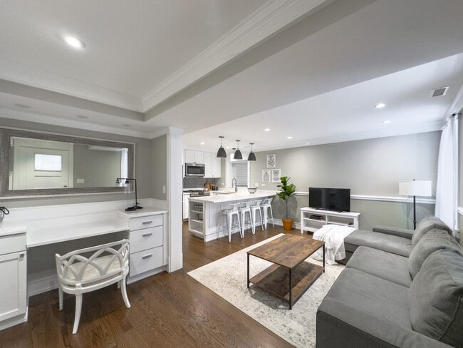 Building Photo - 3445 N Hoyne Ave Unit J07P