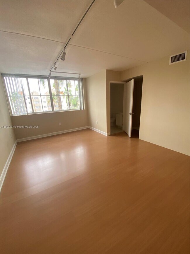 Photo - 6045 NW 186th St Unidad 305