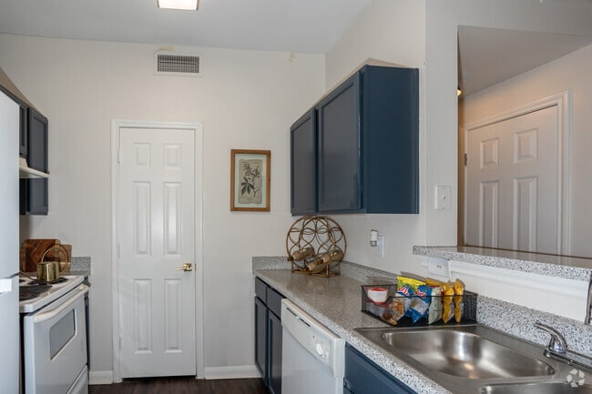 2BR, 2BA - 950SF - Kitchen