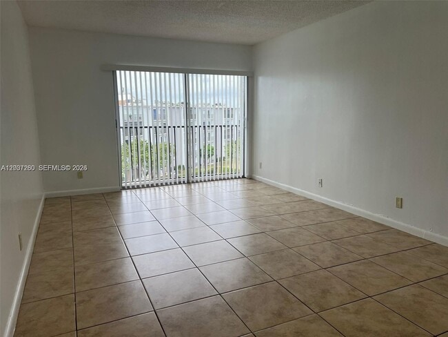 Building Photo - 8610 N Sherman Cir Unit 504