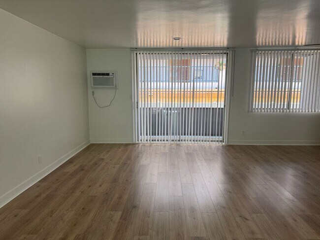 Photo - 5643 Carlton Way