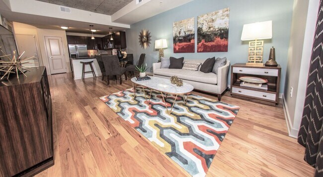 Building Photo - Bright, Open, and Move-In Ready Unit SOM2