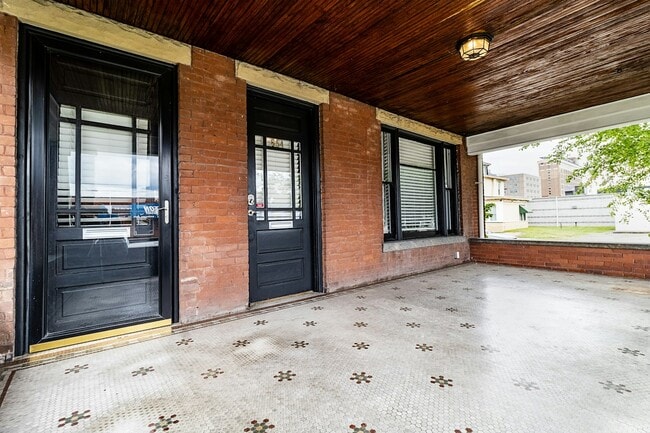 Photo - 654 6th Ave