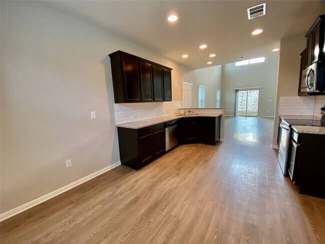 Photo - 516 E Slaughter Ln