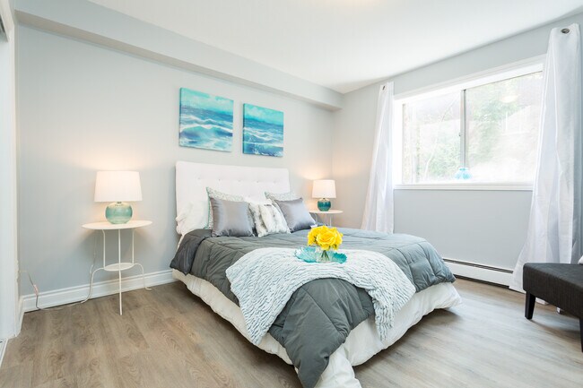 Photo - 2200 King St E