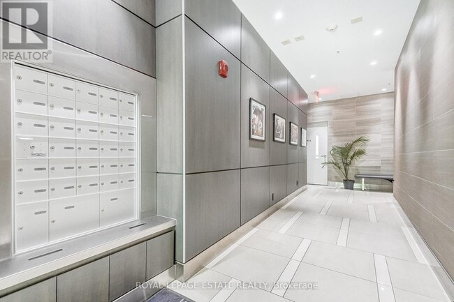 Photo - 1960 Queen St E Unité 306