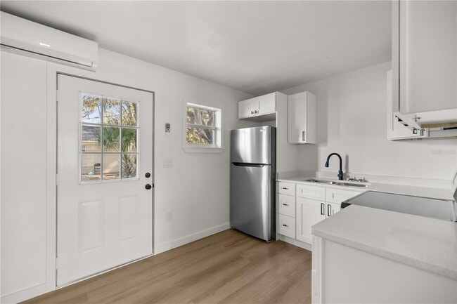 Photo - 411 NE 26th Ct