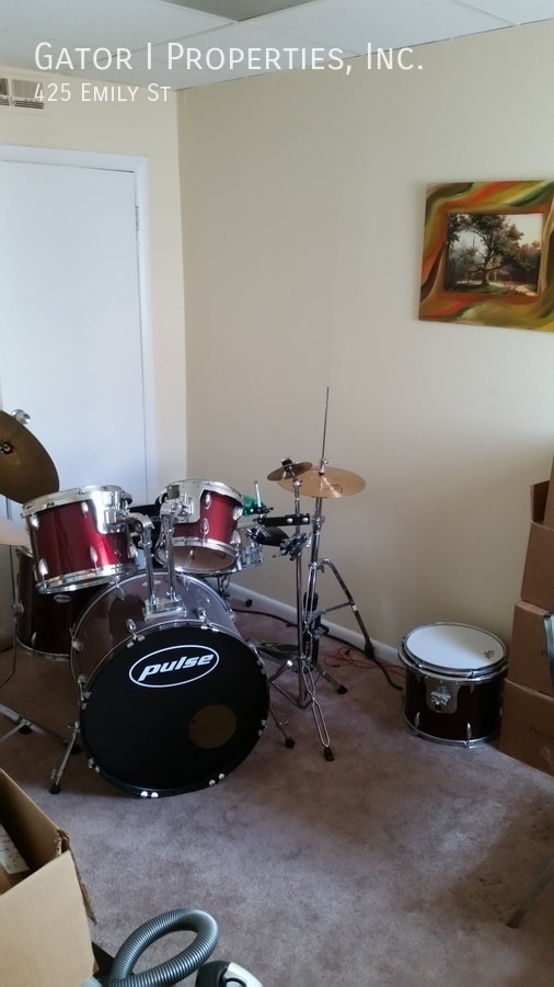 Photo - 425 Emily St