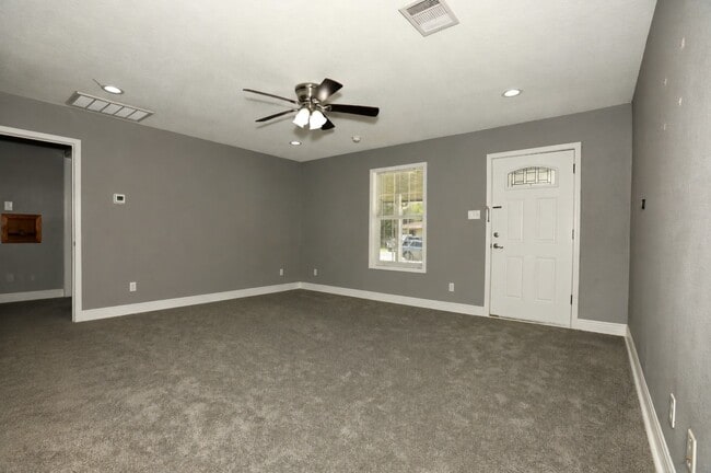 Photo - 207 Jasmine St