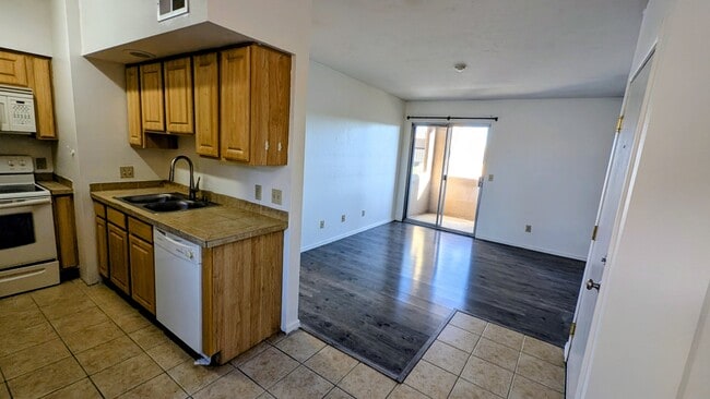 Building Photo - 1810 E Blacklidge Dr