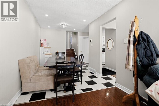 Photo - 58B SHORT Street Unit# Upper