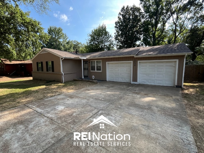 HOT LISTING! 3BR/1.5BA Memphis Gem | Hardwoods & Fenced Yard | 2-Car Garage!